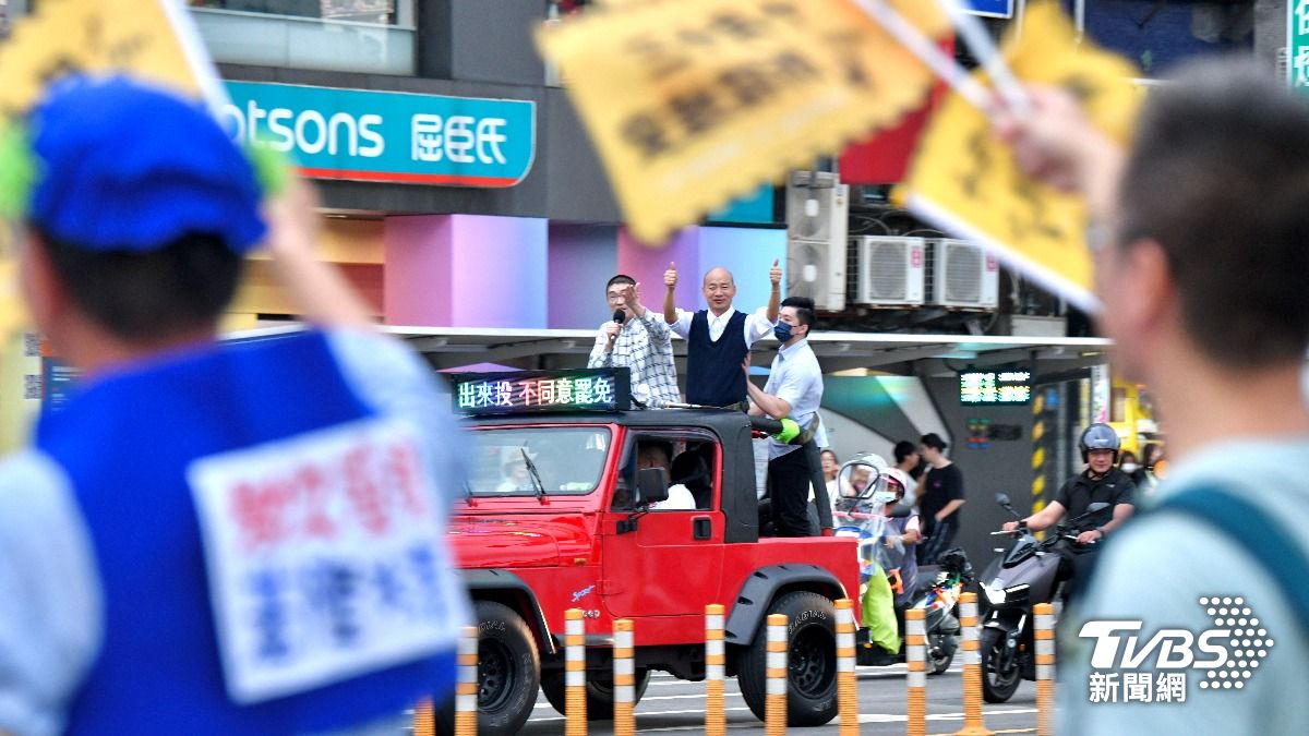 謝國樑車隊經過罷團時，雙方反應激烈。（圖／胡瑞麒攝）