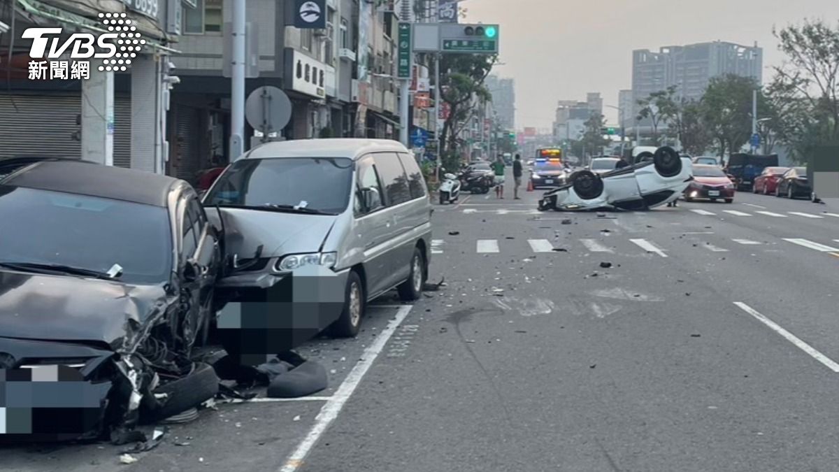 高雄凌晨發生一起連環撞車禍。（圖／TVBS）