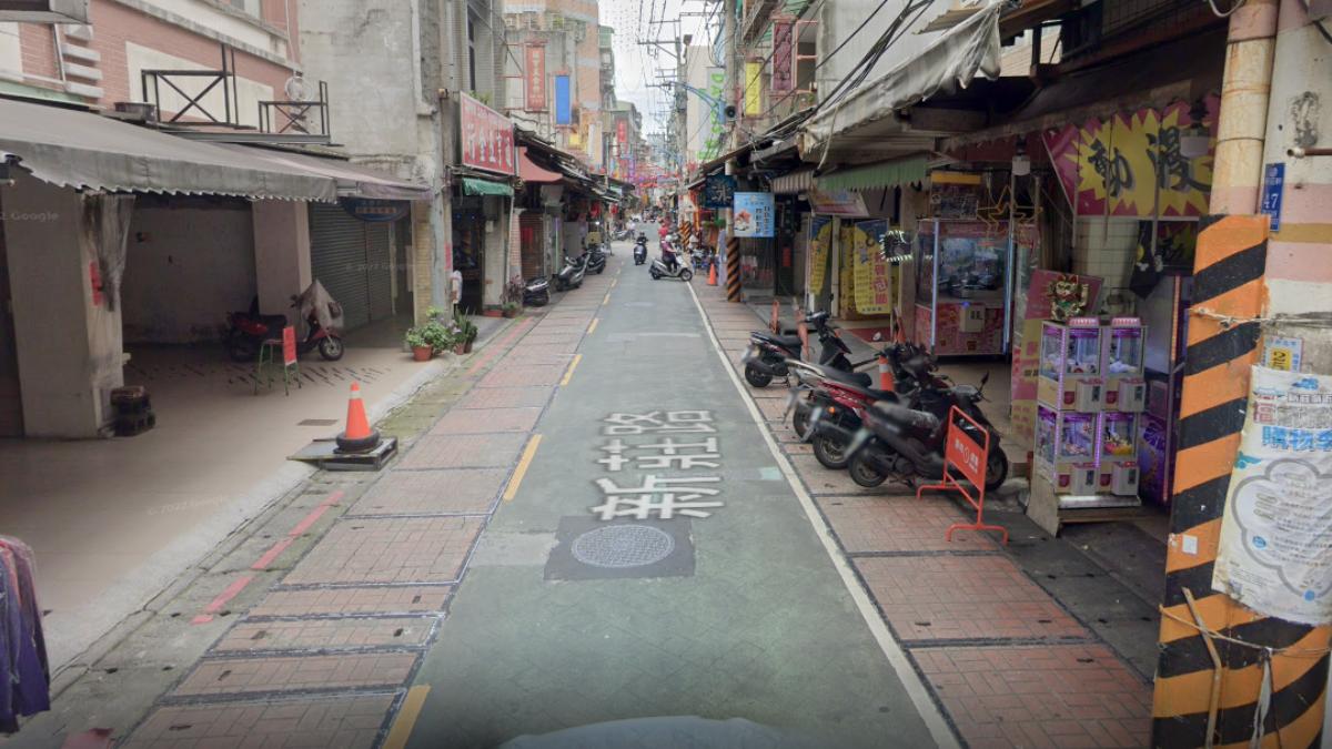 有網友指出新莊老街的廟街夜市人潮不如以往。（圖／翻攝自Google Map）