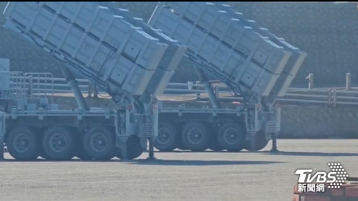 花蓮港今早出現海軍機動發射車。（圖／TVBS）