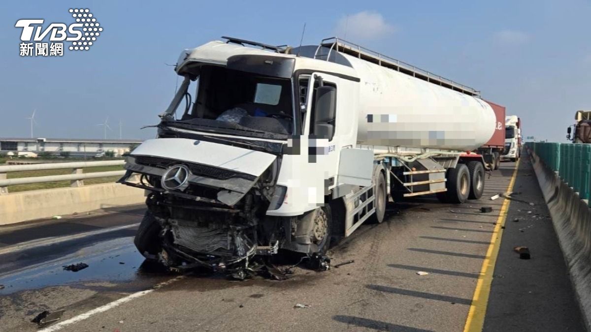 快訊／台61線油罐車撞大貨車　油流滿地全線封閉