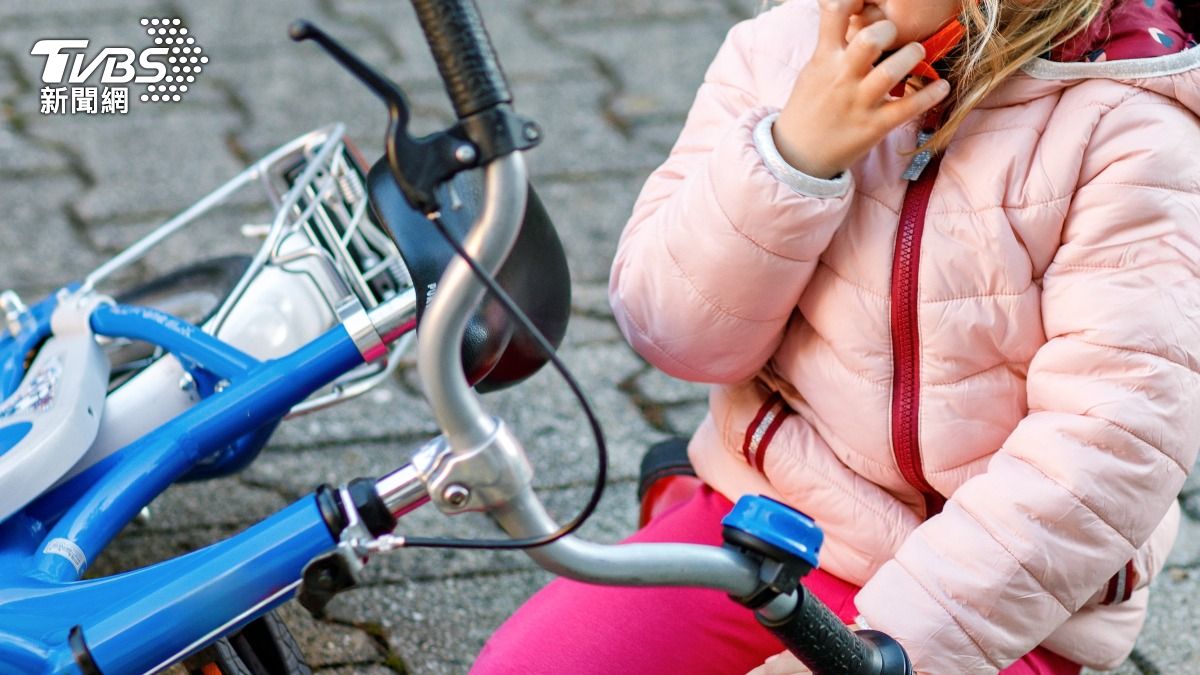 美國一名7歲女童在公園玩耍期間遭陌生男子持刀割喉。（示意圖／Shutterstock達志影像）