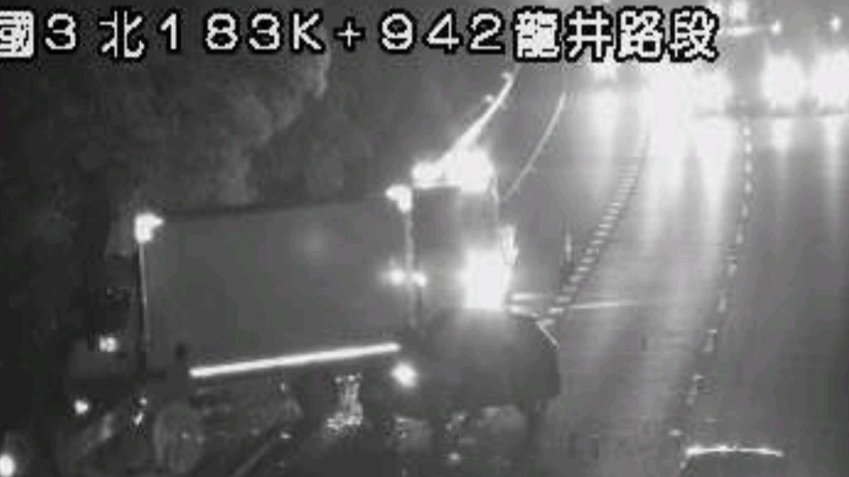 一台轎車疑似與大貨車發生碰撞，導致大貨車駕駛卡在護欄受困。（圖／翻攝自高公局）