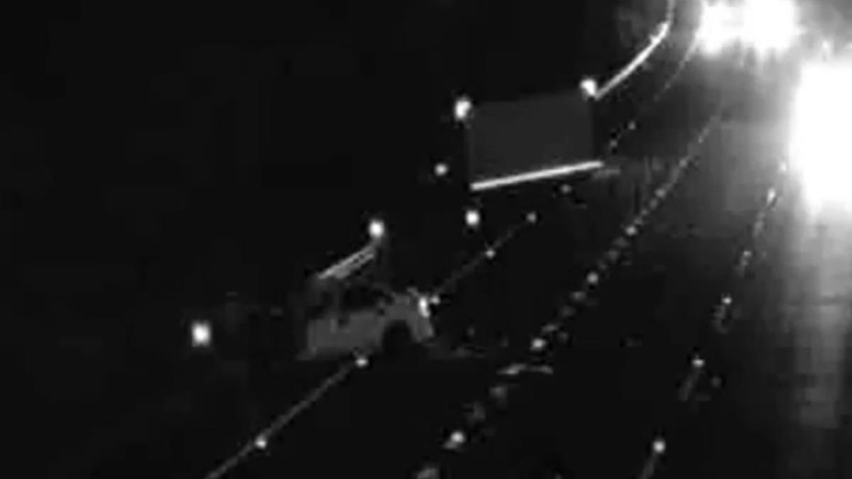 轎車引擎蓋毀面目全非。（圖／翻攝自高公局）