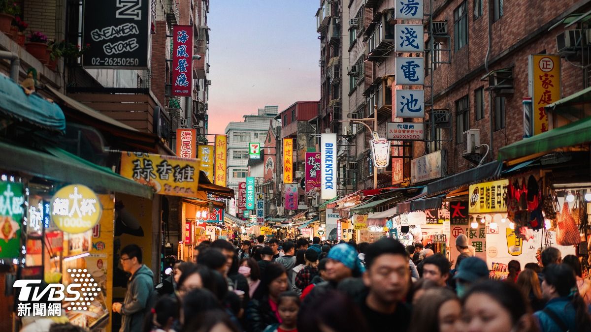 淡水老街每到假日總是人潮爆棚。（示意圖／shutterstock 達志影像）