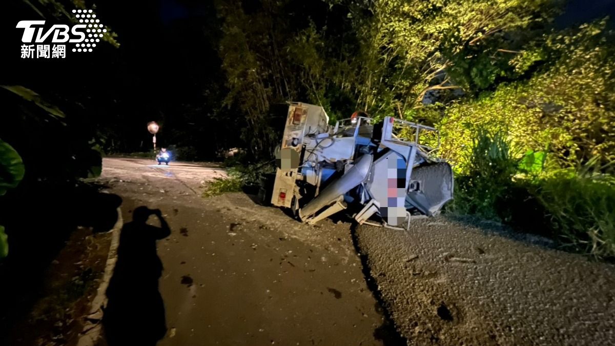 水泥車下坡失控翻覆，水泥流瀉一地。（圖／TVBS）