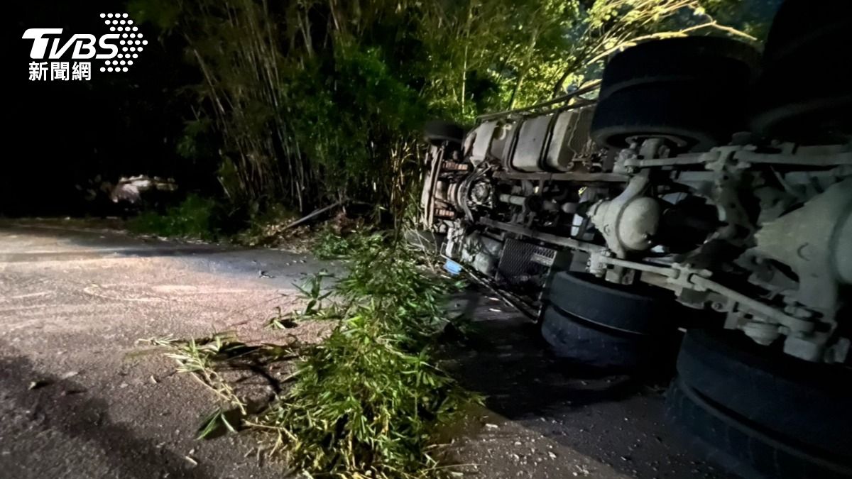 水泥車下坡失控翻覆，水泥流瀉一地。（圖／TVBS）