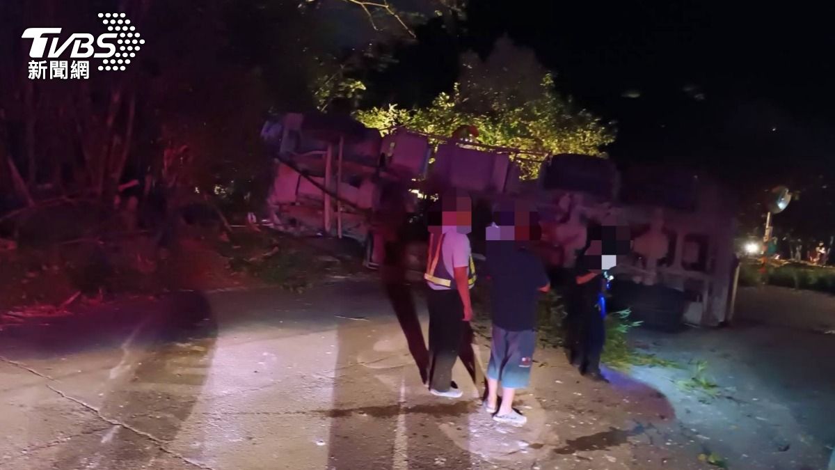 水泥車下坡失控翻覆，水泥流瀉一地。（圖／TVBS）