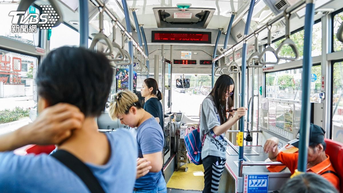 一名網友好奇為何每次搭公車就容易暈車？貼文曝光立刻引發眾人共鳴。（示意圖，與本事件無關／shutterstock 達志影像）