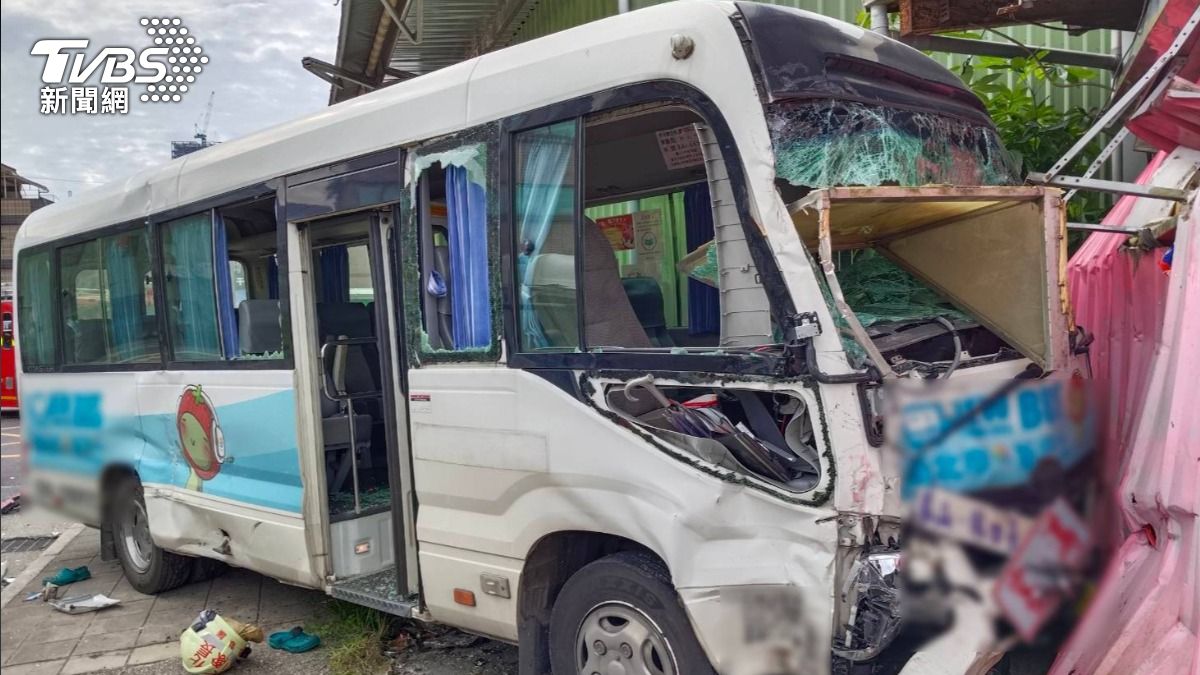 公車車禍後失控撞擊路邊鐵皮屋導致車頭嚴重受損。（圖／TVBS）