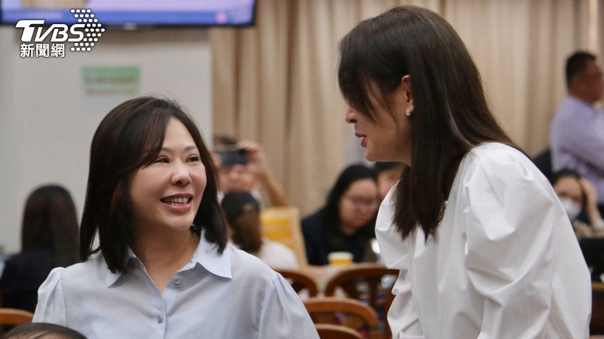 立委李彥秀（左）和賈永婕相談甚歡。（圖／胡瑞麒攝）