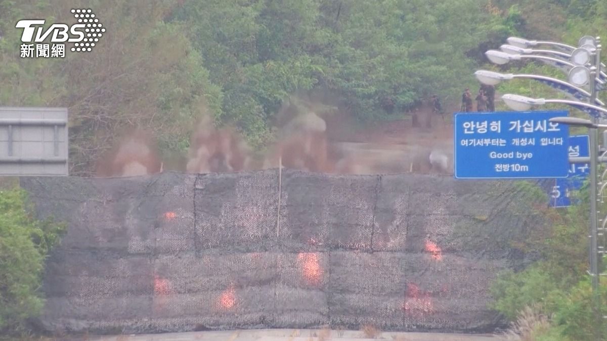 北韓挖數十坑洞，上演炸斷兩韓連接道路爆破秀。(圖／達志影像路透社)