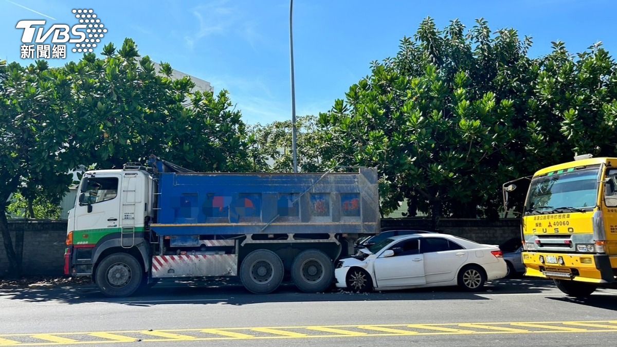 小客車與大貨車發生碰撞，小客車駕駛不治身亡。（圖／TVBS）