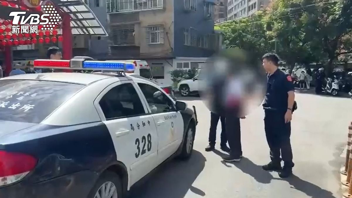 警方逮捕行兇的張姓老翁。（圖／TVBS）