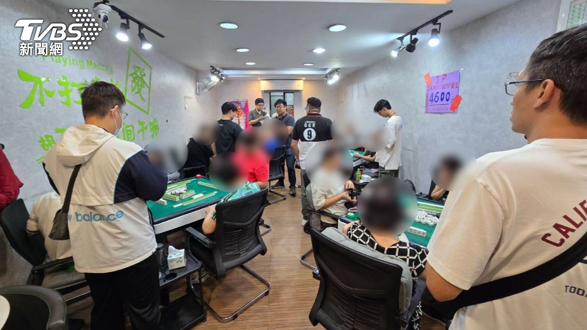 警方突襲合法棋牌社，逮捕正在聚賭的15名賭客。（圖／TVBS）