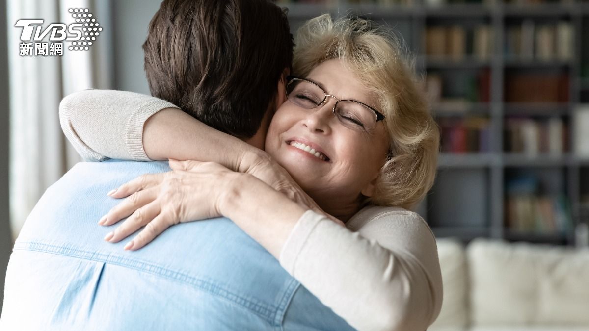 男網友決定投入姐姐的懷抱。（示意圖／shutterstock 達志影像）