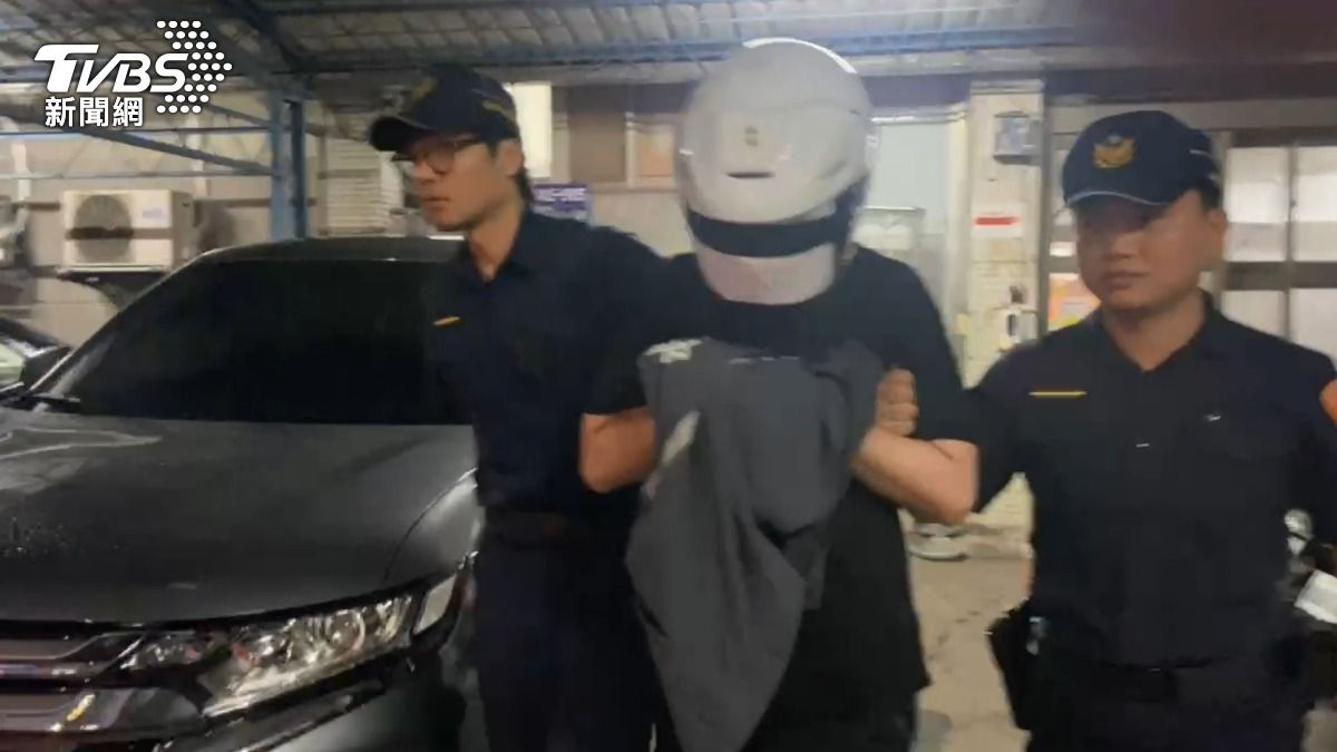 警方逮捕偷拍的李姓男子。（圖／TVBS）