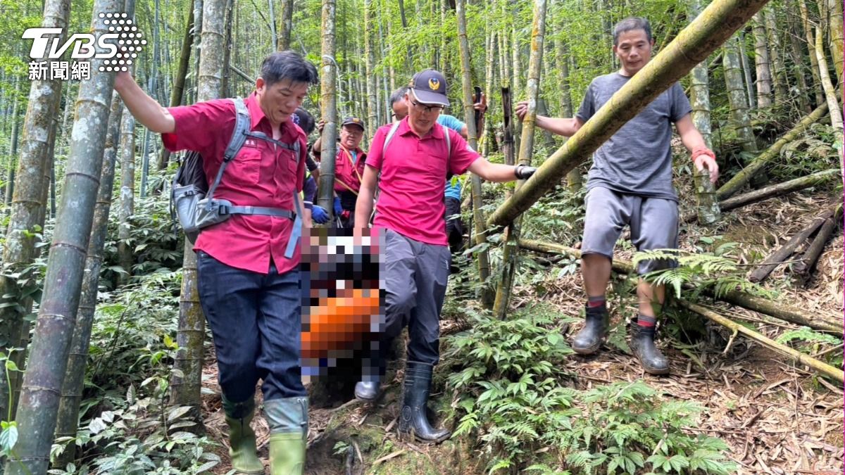 救護人員將蕭男運下山。（圖／TVBS）