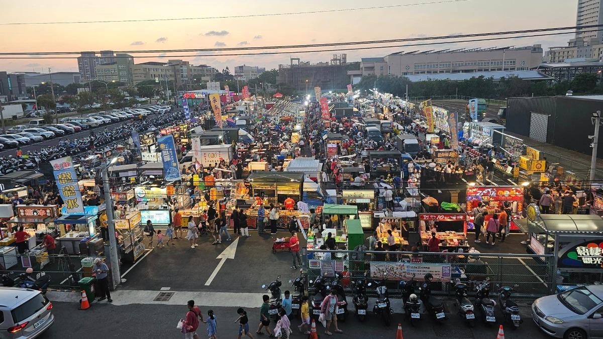 台中「梧棲中港觀光夜市」人潮爆棚。（圖／翻攝自梧棲中港觀光夜市臉書）