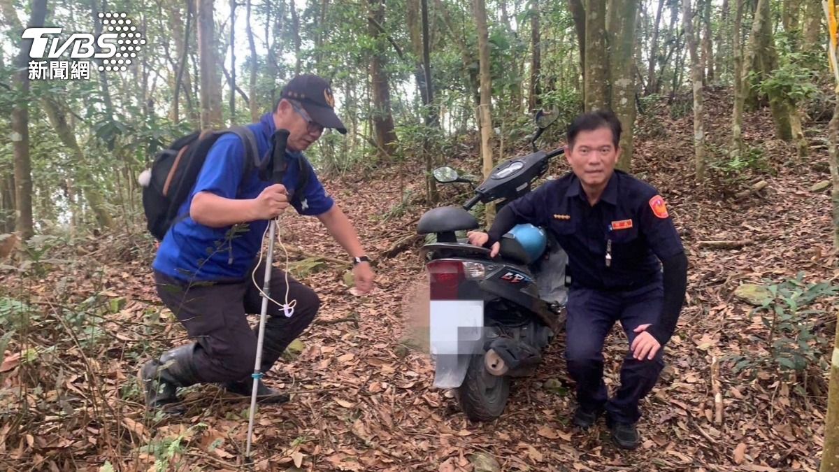 警消尋獲黃男的機車，證實黃男有大機率還未下山。（圖／TVBS）