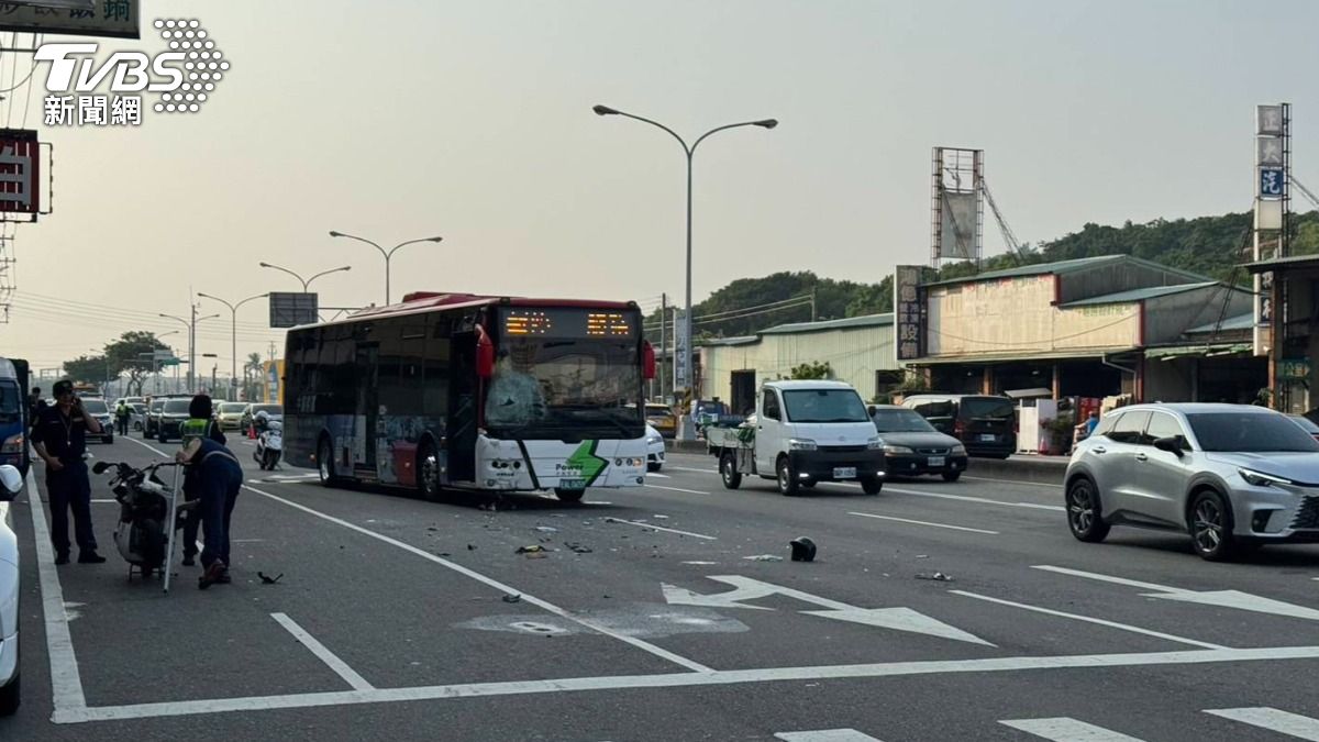 有片／白天打零工晚上顧母！台中男逆向遭公車撞死　奪命畫面曝