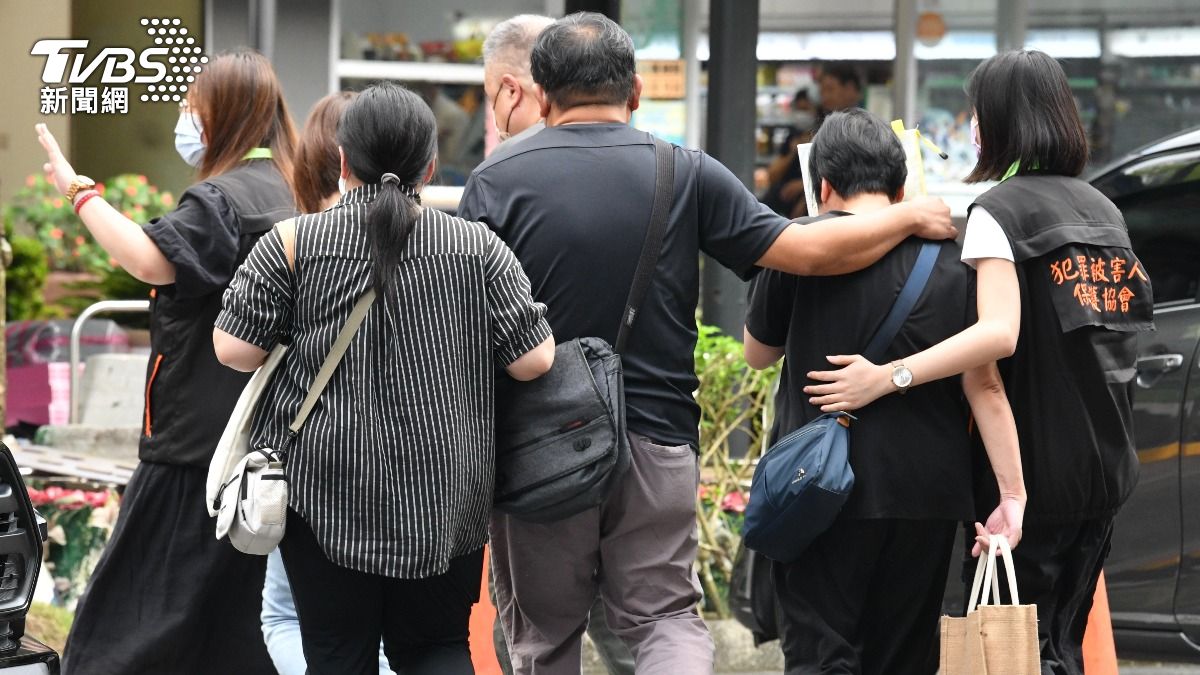 死者家屬相驗完後互相攙扶離去。（圖／胡瑞麒攝）