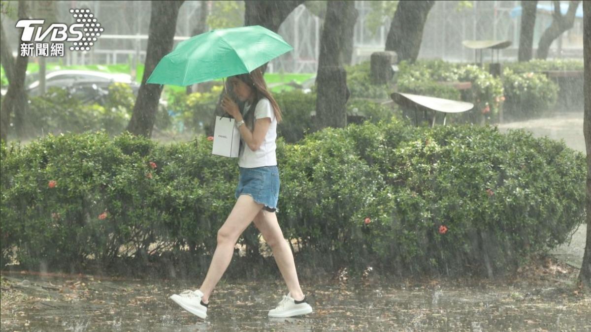 週末兩日受東北季風影響，北部及東部轉陰，有短暫陣雨天氣。（示意圖／TVBS資料照）