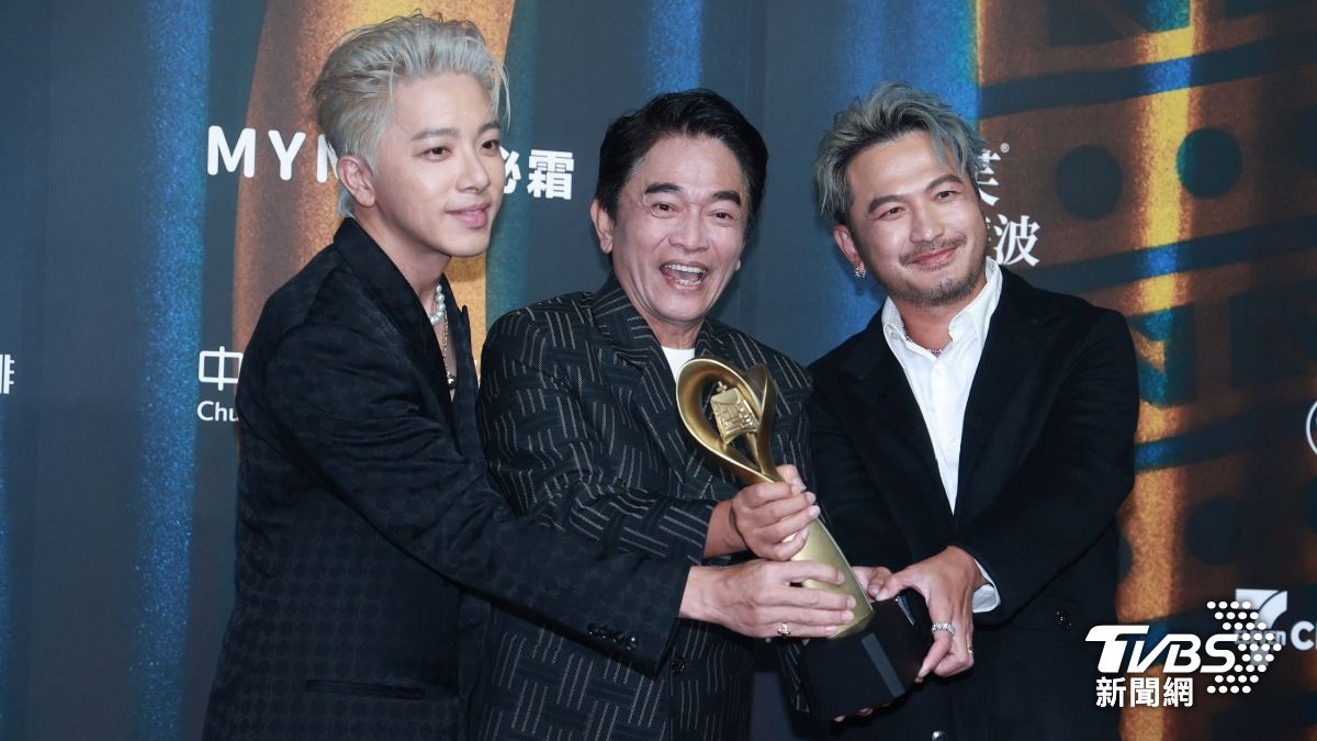 吳宗憲、坤達、KID主持的《綜藝玩很大》「最具人氣綜藝節目獎」。（圖／TVBS攝影組攝）