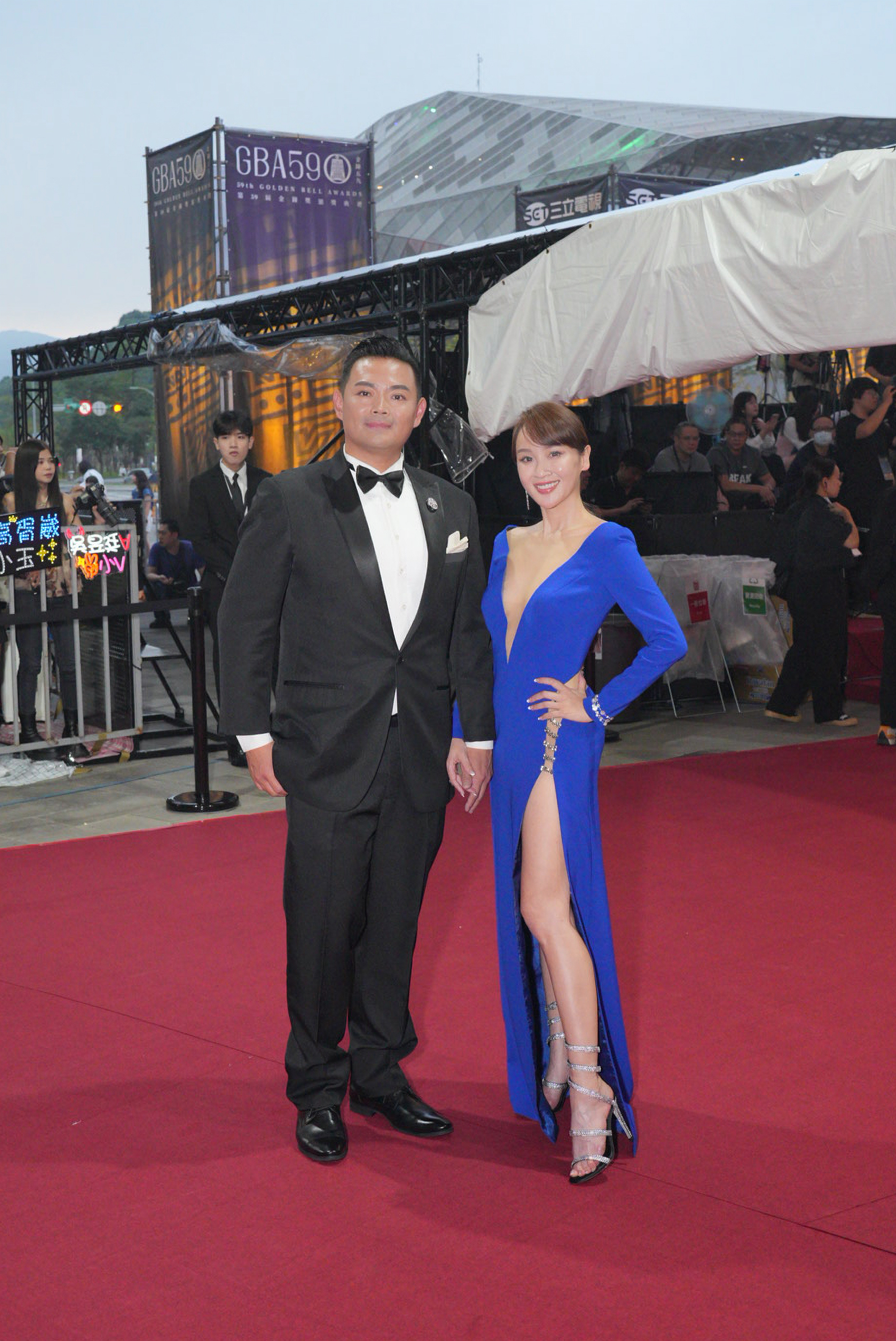 蔡逸帆（右）配戴台灣珠寶品牌「TRACEY CHEN」，和主持搭檔陳君瑋一起走紅毯。（圖／艾迪昇傳播提供）