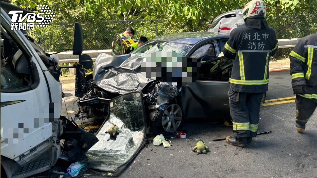 轎車貨車對發生對撞車禍造成4人受傷。（圖／TVBS）