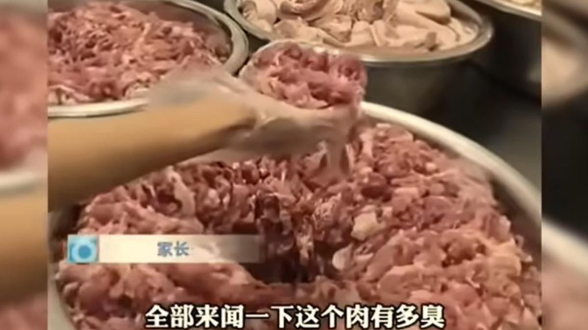 昆明長豐中學爆發學生集體嘔吐事件，疑似是因為食堂豬肉是「殭屍肉」。（圖／翻攝自bilibili）