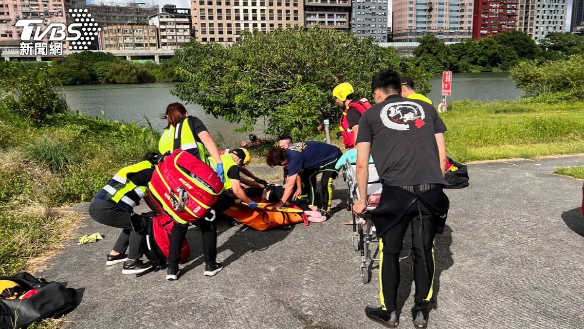 警消人員救起落水男子準備送醫。（圖／TVBS）