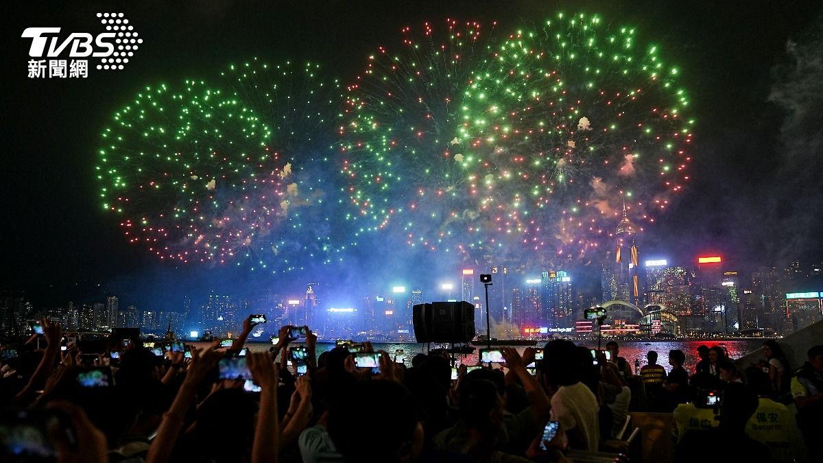 香港旅遊較疫情前冷清，圖為香港歡慶中國建國75周年國慶煙火。(圖／達志影像路透社)