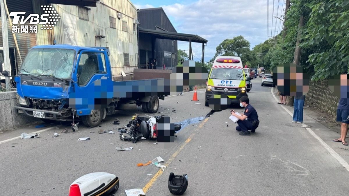 貨車與機車發生撞擊後毀損嚴重，騎士摔飛命危送醫搶救。（圖／TVBS）