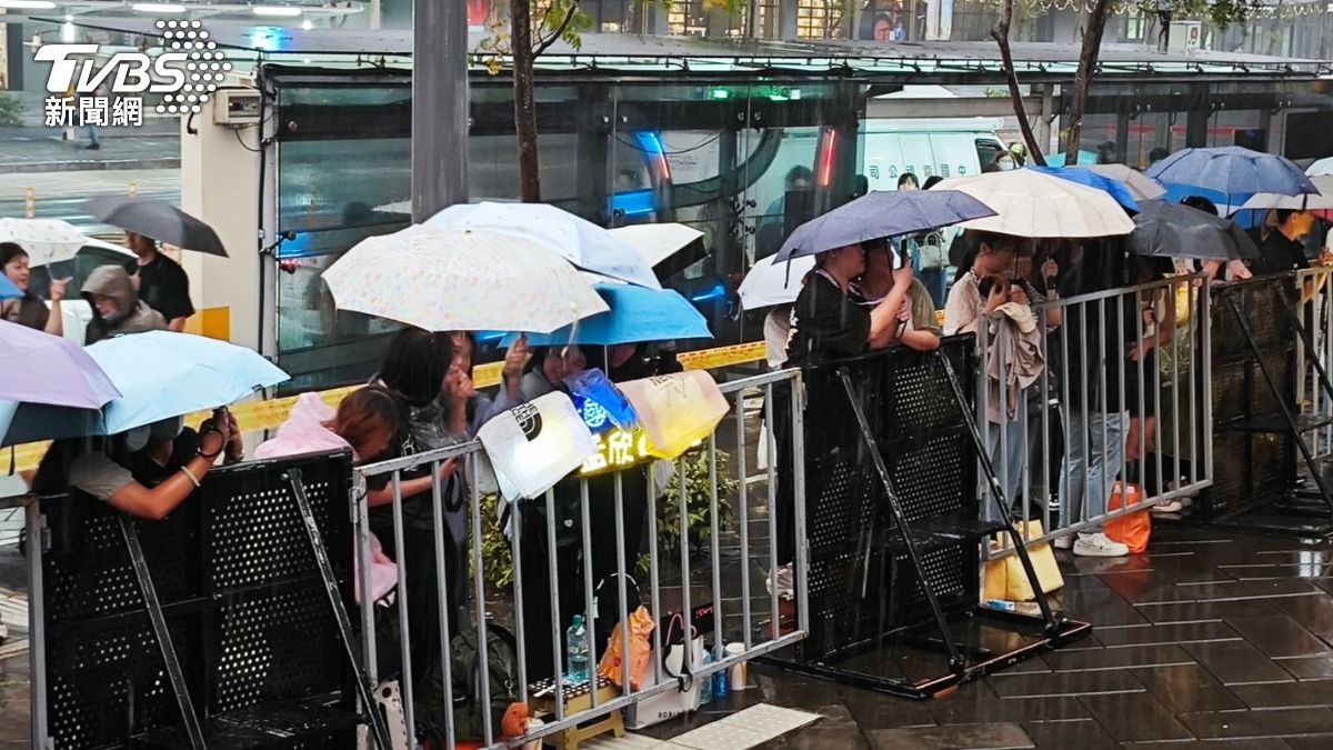 金鐘獎現場突然下起大雨。（圖／TVBS娛樂組攝）