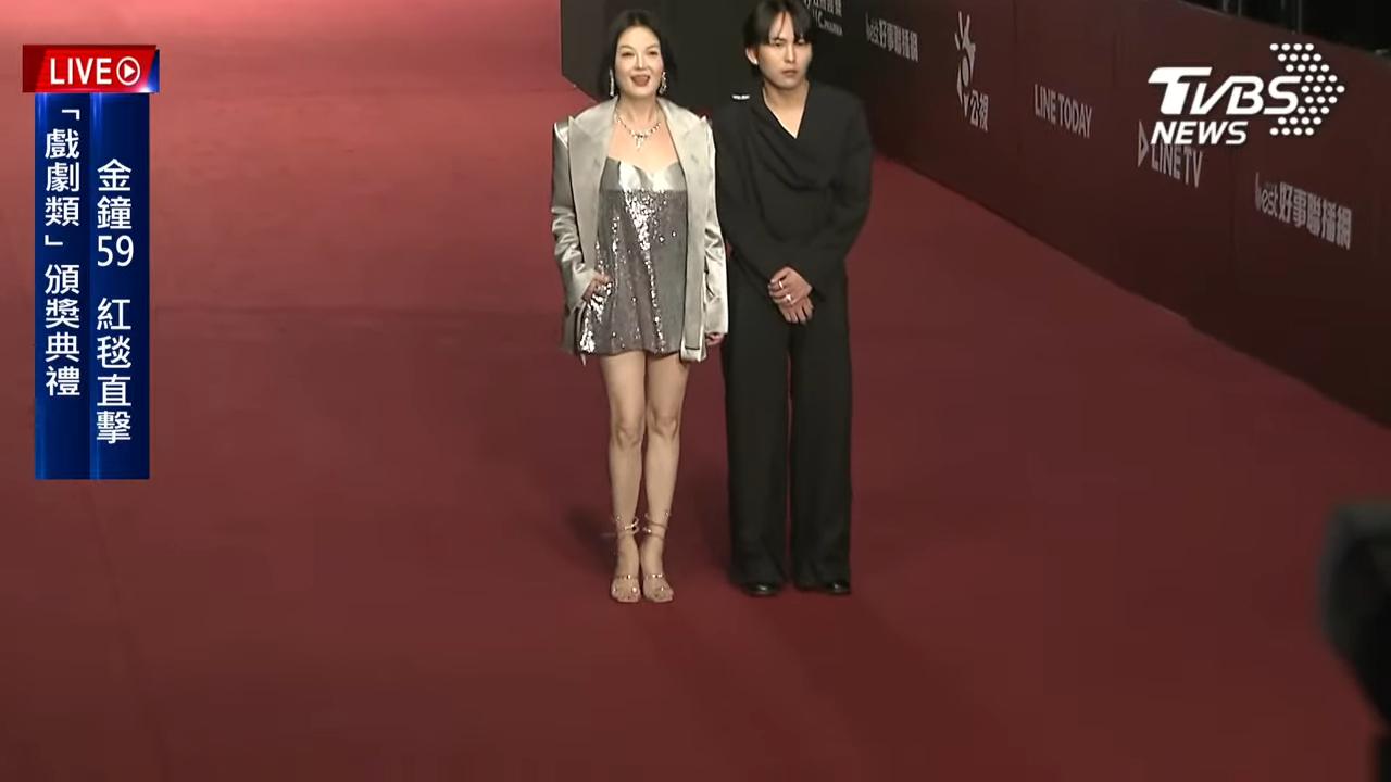 苗可麗（左）今晚改露美腿，跟巫建和一起走紅毯。（圖／TVBS）