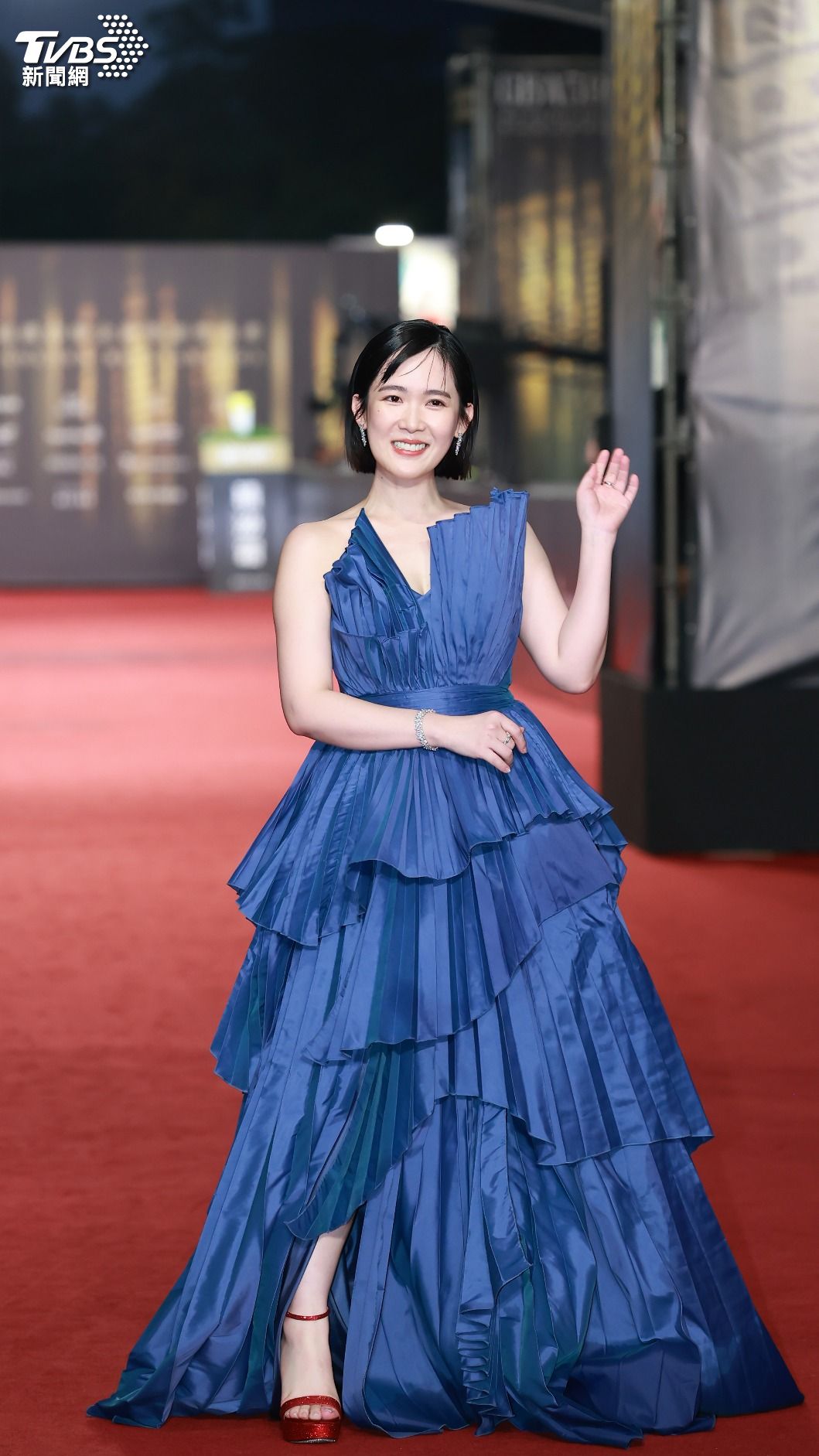 孫可芳身穿一襲寶藍色禮服登場。(圖/TVBS娛樂組攝)