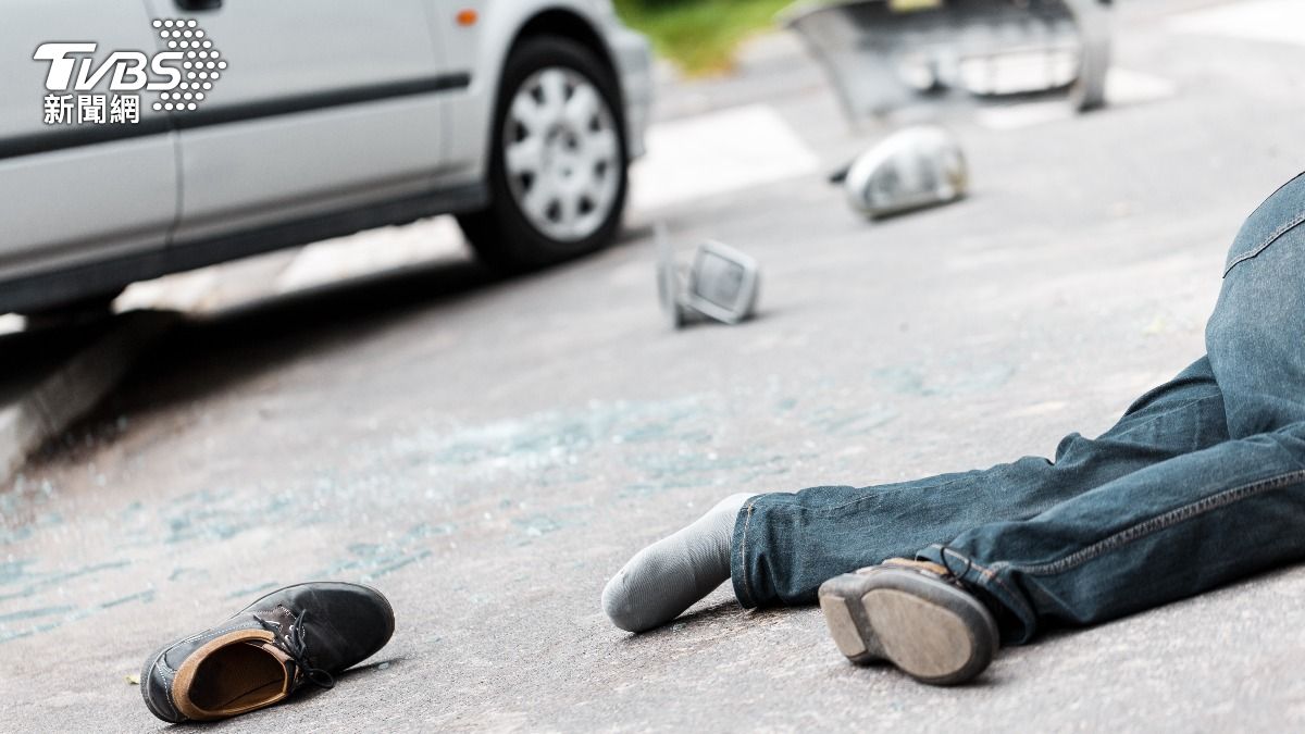 俄羅斯一名老婦跌倒遭車輛輾過身亡。（示意圖／Shutterstock達志影像）