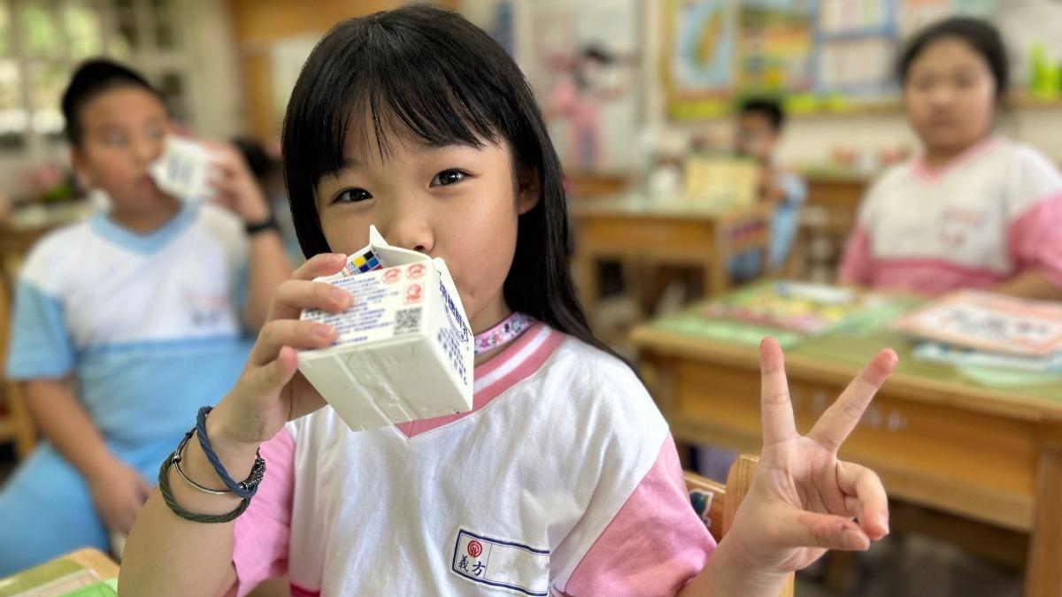 北市義方國小學童飲用鮮奶。（圖／北市教育局提供）