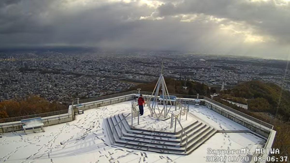 日本北海道札幌市降初雪。（圖／翻攝自Ｘ＠sapporolife2021）