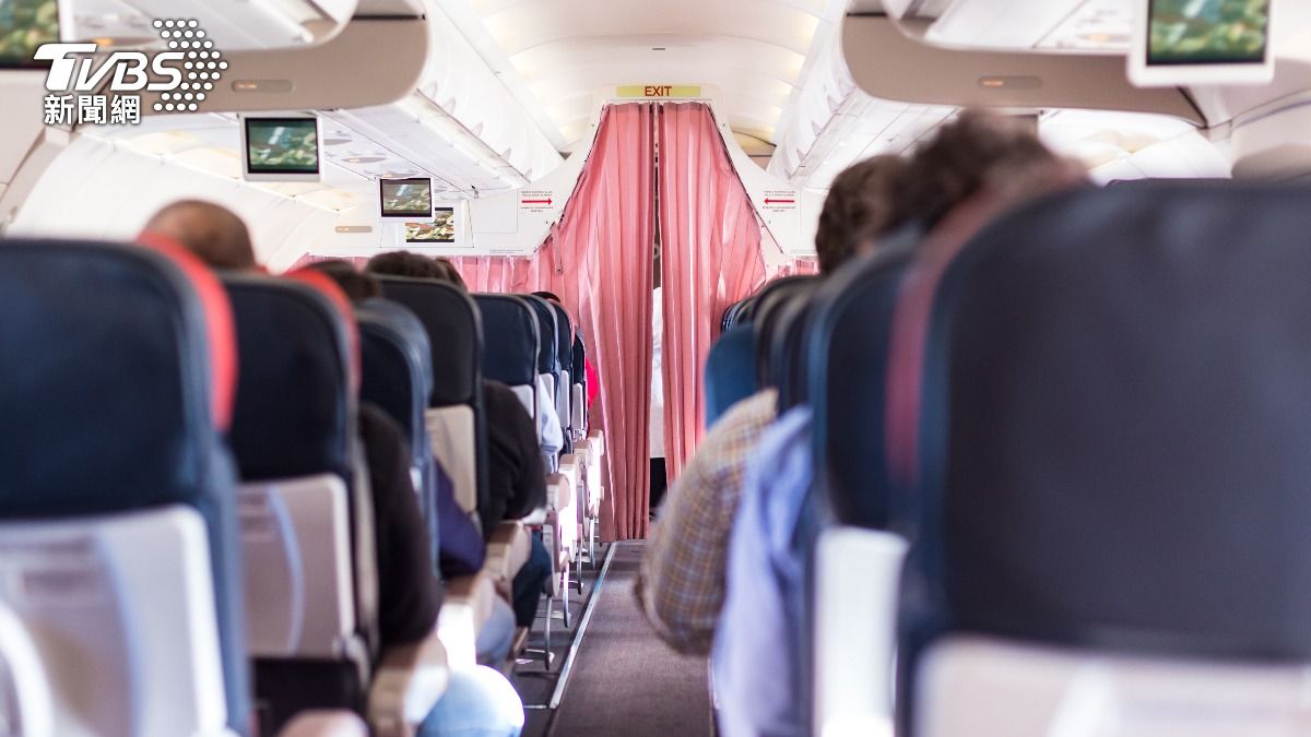 空服員揭飛機上「裝布簾」原因。（示意圖／shutterstock 達志影像）