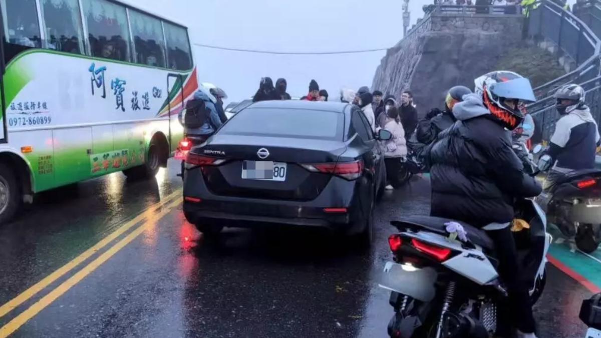 一輛黑車違規停在路中間。（圖／翻攝自記者爆料網）