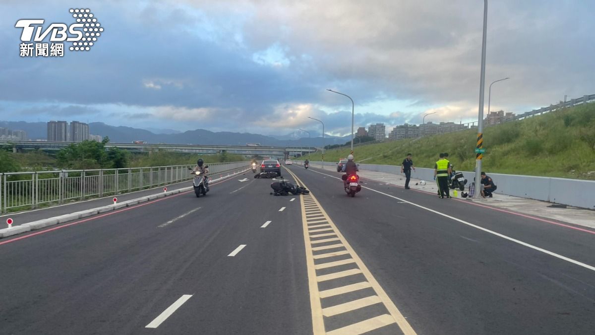 新北市板橋區環漢路越堤道今日清晨發生死亡事故。（圖／TVBS）