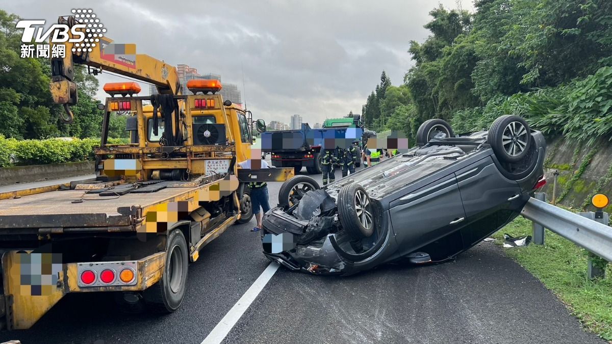 聯結車變換車道不慎追撞前車，導致小轎車失控翻覆。（圖／TVBS）