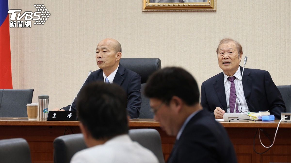 韓國瑜（左）主持朝野協商。（圖／潘建樺攝）