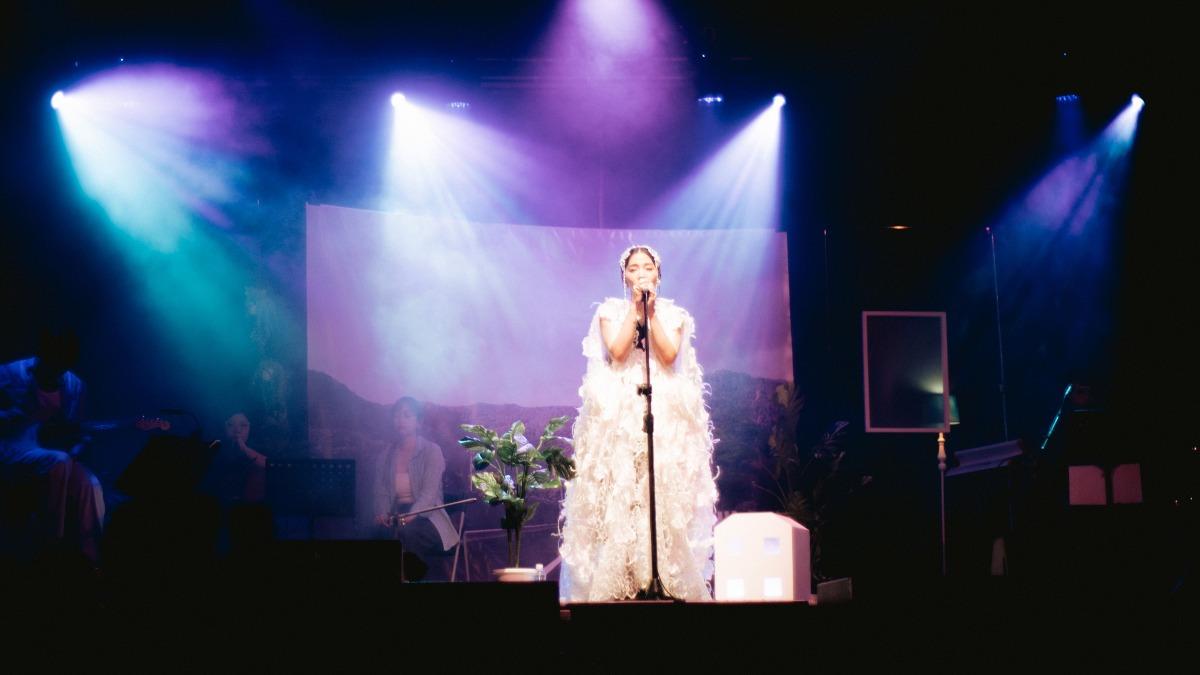 洪佩瑜演唱新歌。（圖／何樂音樂提供）