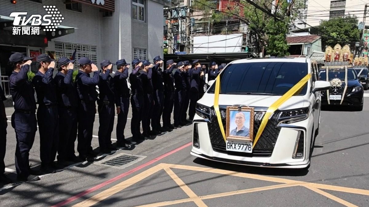 殉職所長劉宗鑫靈柩經過清水派出所。（圖／潘建樺攝）