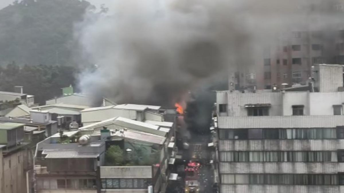 汐止好市多近處民宅火警。（圖／翻攝自@汐止集團　臉書）