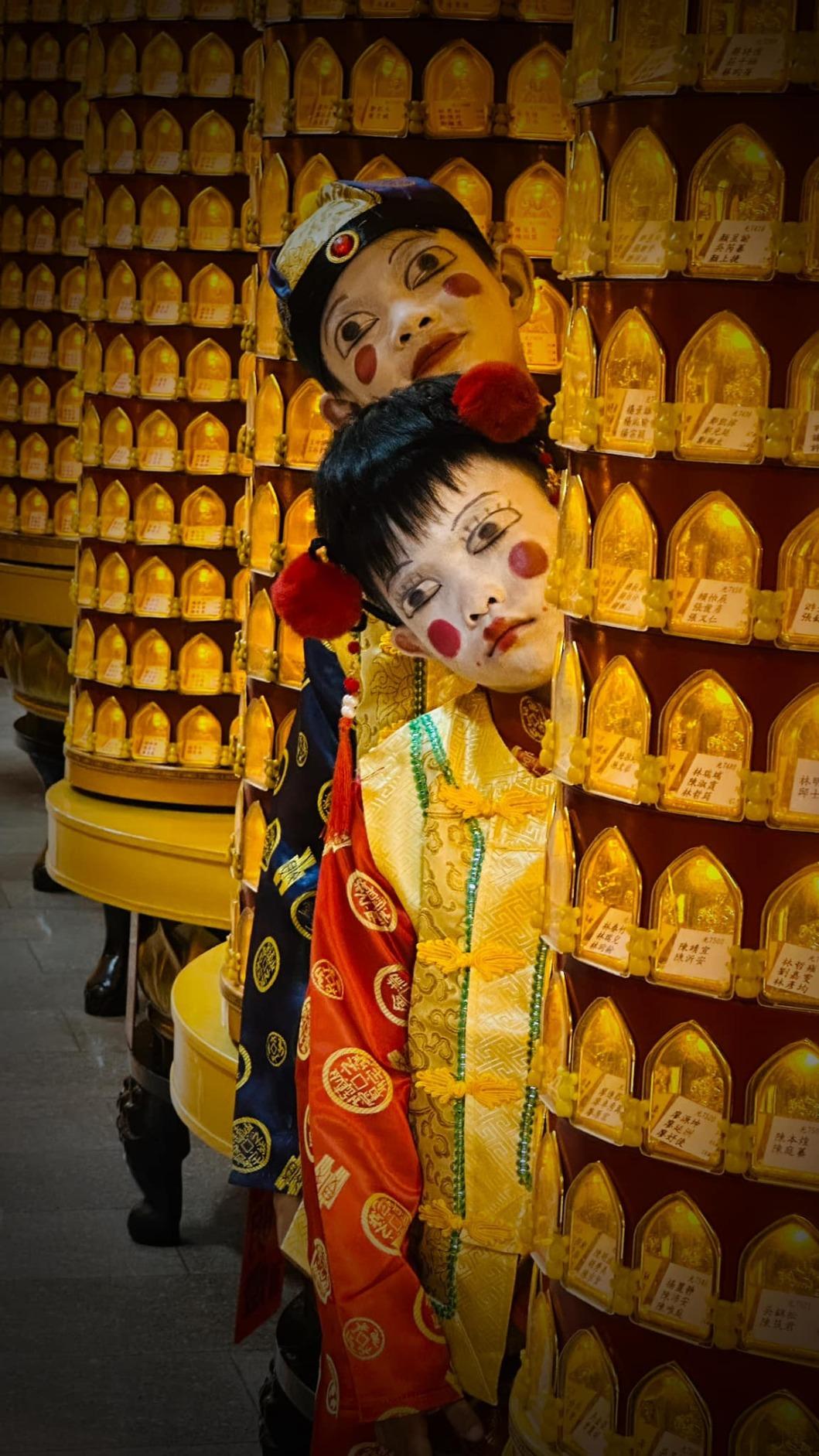 網友不解怎會有人把小孩扮成金童玉女。（圖／翻攝自爆廢公社二館臉書）