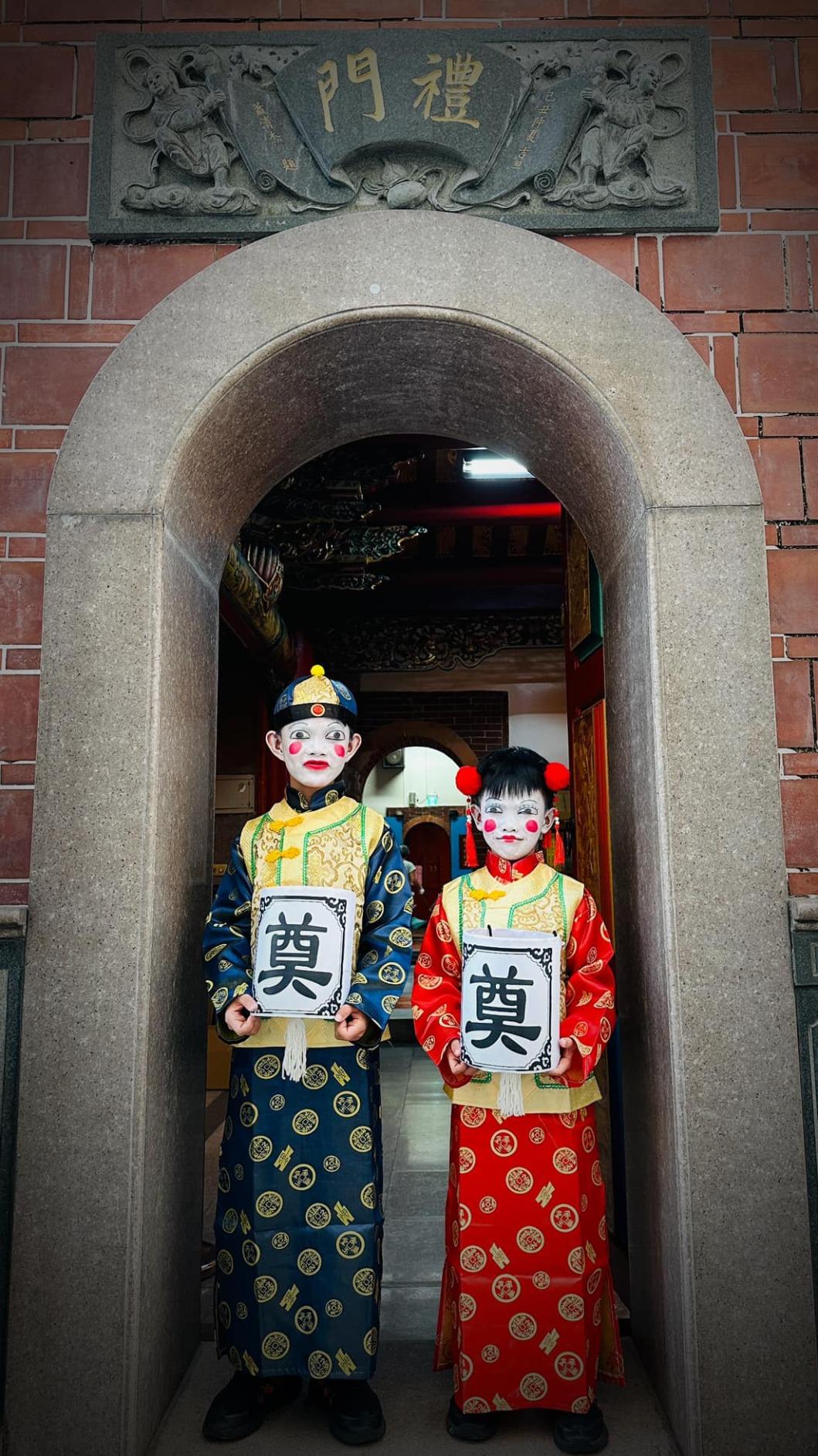 網友不解怎會有人把小孩扮成金童玉女。（圖／翻攝自爆廢公社二館臉書）